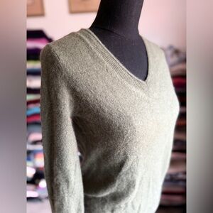 Olive Green V-Neck Women's Cashmere Sweater, Unlabeled, Measures M/L